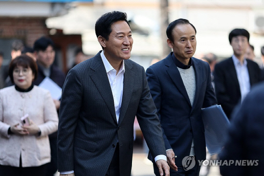 오세훈 서울시장이 17일 '규제철폐 33호 수혜지' 서울 오류동 화랑주택 소규모 재건축 추진단지 현장점검을 하고 있다. 연합뉴스